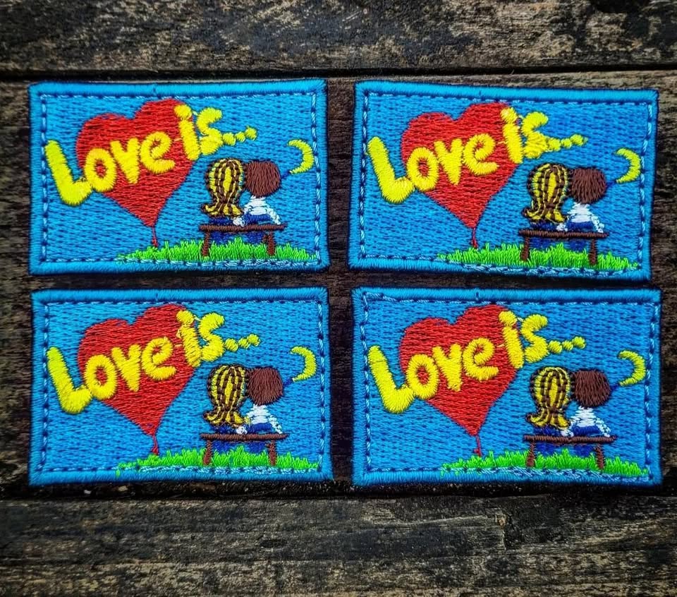 Нашивка "Love is"
