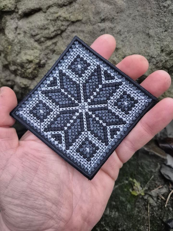Нашивка вишита хрестиком