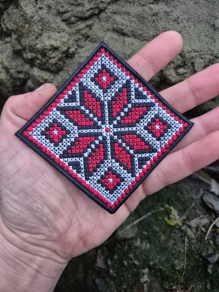 Нашивка вишита хрестиком